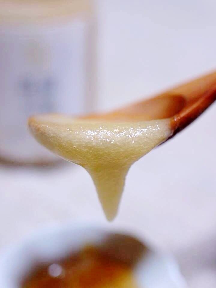 とろりとした天山蜂蜜のスプーン