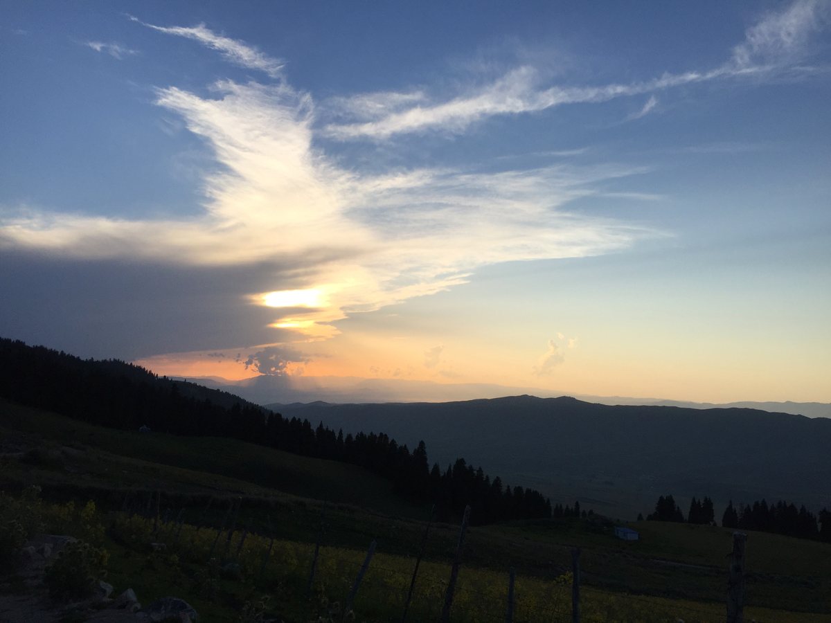 天山に広がる夕景の雲